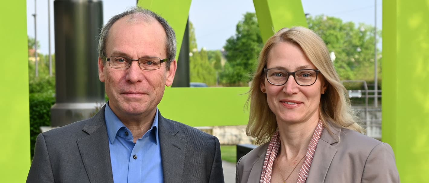 Das Bild zeigt Bernd Fitzenberger und Silke Anger vor dem IAB.