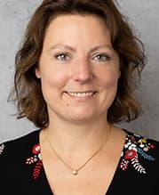 Das Bild zeigt ein Portraitfoto von Dr. Janna Czernomoriez.