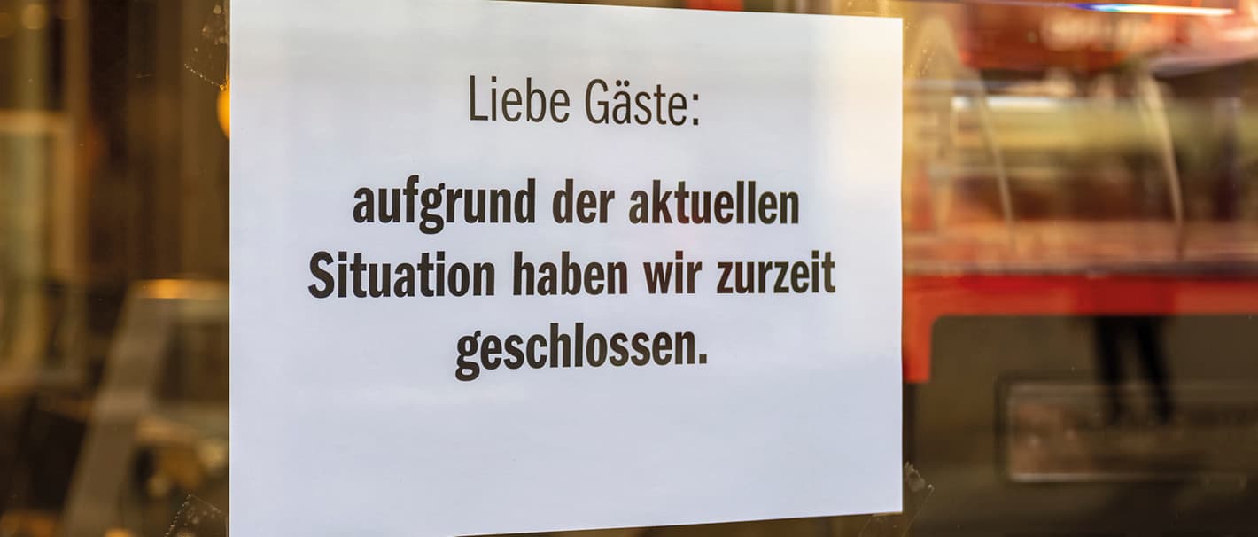 Schild mit Aufschrift „Liebe Gäste: aufgrund der aktuellen Situation haben wir zurzeit geschlossen