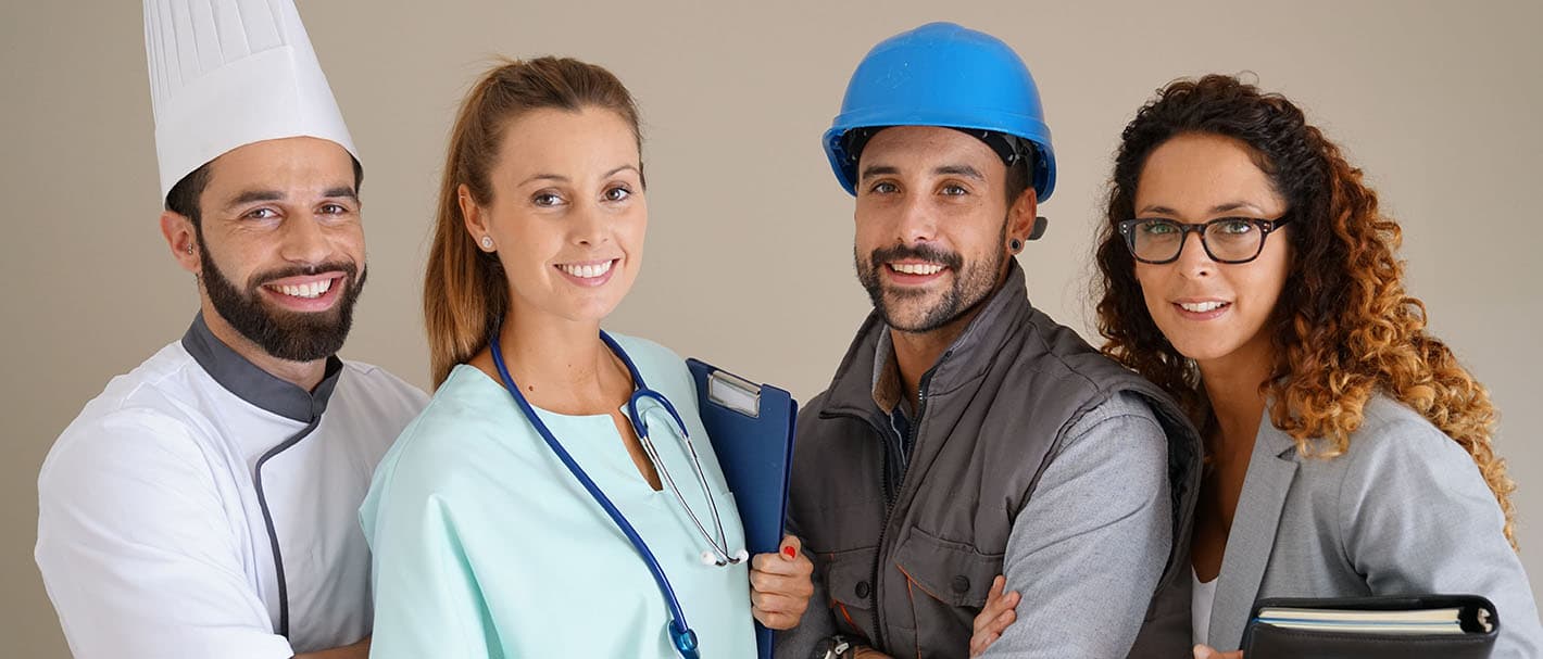 Gruppenfoto von einem Koch, einer Krankenpflegerin, einem Handwerker und einer Büroangestellten, alle tragen berufsüblicher Kleidung.