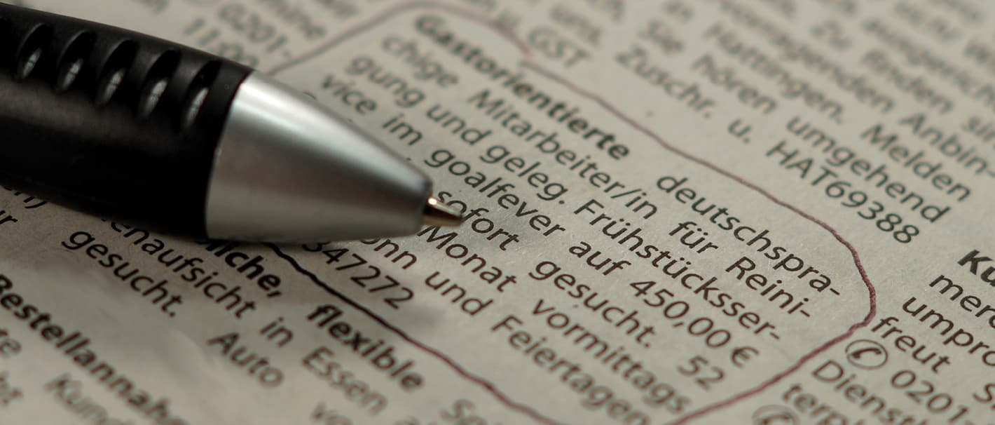 Zeitungsausschnitt mit Stellenanzeigen