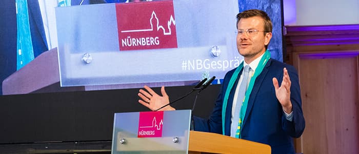 Markus König steht am Rednerpult in seiner Begrüßungsrede
