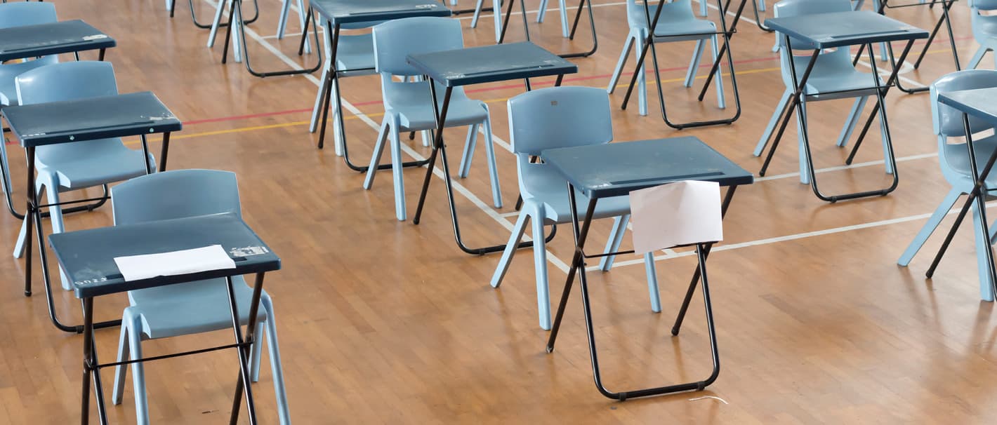 Mit leeren Stühlen und Tischen gefüllte Turnhalle