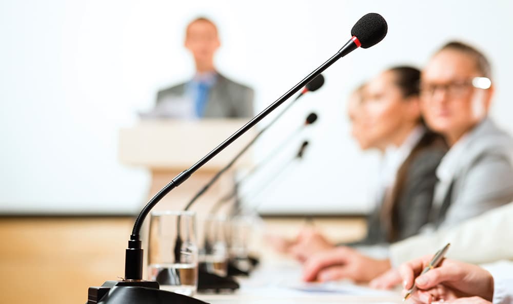 Konferenzraum mit Mikros