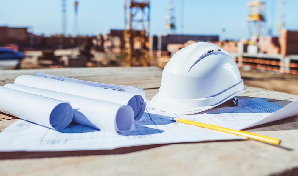 Baustelle mit Bauplänen