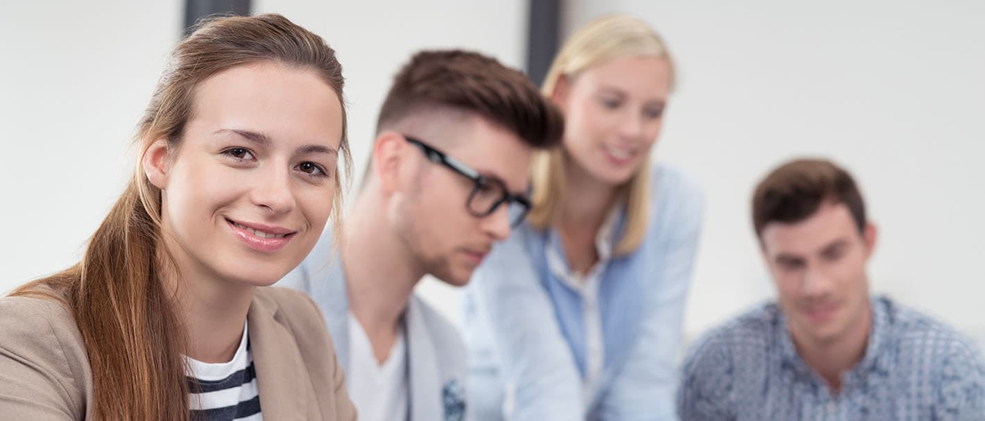Junge Frau arbeitet im Team im Büro
