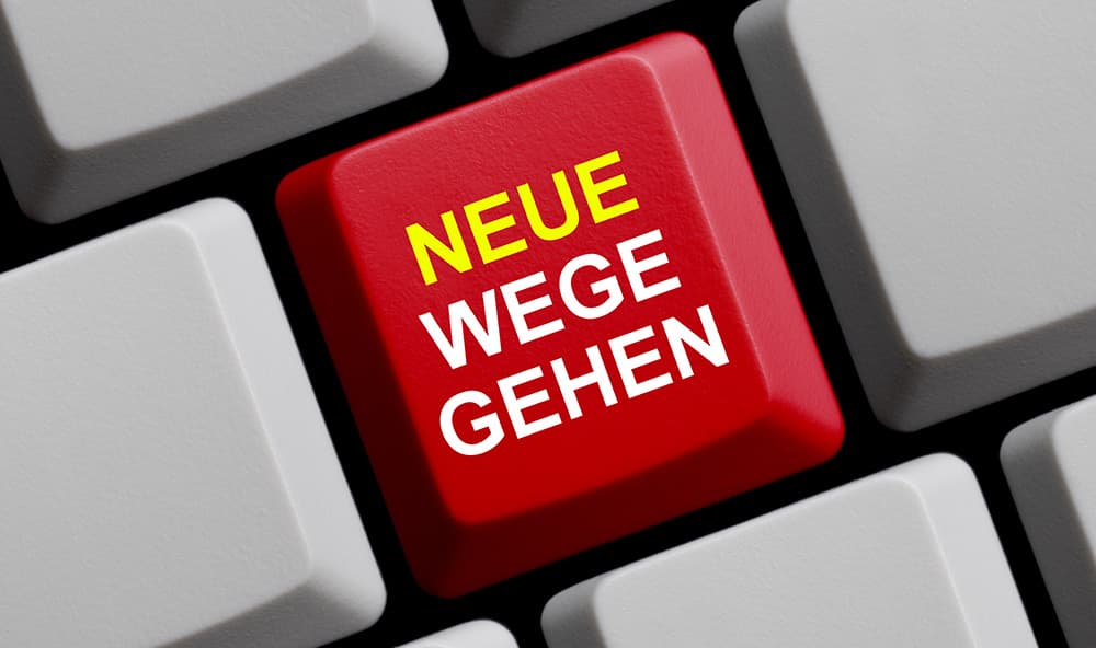 Rote Computertaste mit der Aufschrift „Neue Wege gehen“